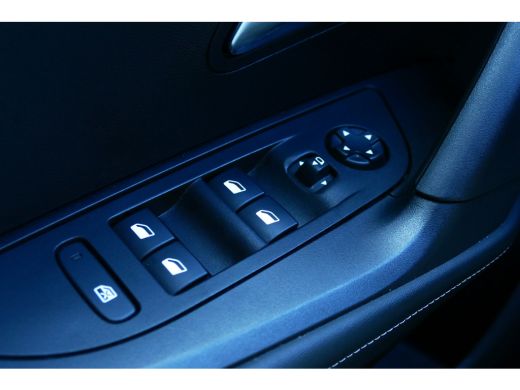 Peugeot 2008 1.2 HYBRID 136PK ALLURE AUTOMAAT / NAVI / CLIMA / PDC / 17"LMV / CAMERA V+A / KEYLESS / FULL-LED ... ActivLease financial lease