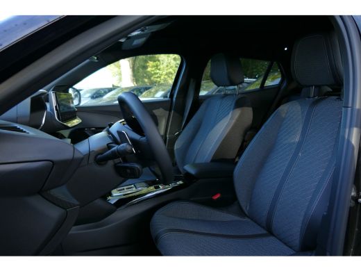 Peugeot 2008 1.2 PureTech 130 Allure / NAVI / CLIMA / PDC / 17"LMV / CAMERA V+A / FULL-LED / WINTERPAKKET / BL... ActivLease financial lease