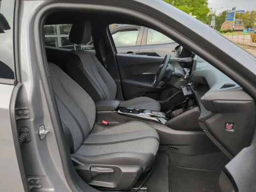 Peugeot e-2008 EV Allure 54 kWh | Navigatie | Camera voor + achter | Stoelverwarming | Fase 3 | BTW | Nieuw model | ActivLease financial lease