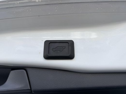 Toyota RAV4 2.5 Hybrid Bi-Tone **TREKHAAK/ NAVIGATIE/ APPLE CARPLAY/ KEYLESS/ STOELVERWARMING** ActivLease financial lease