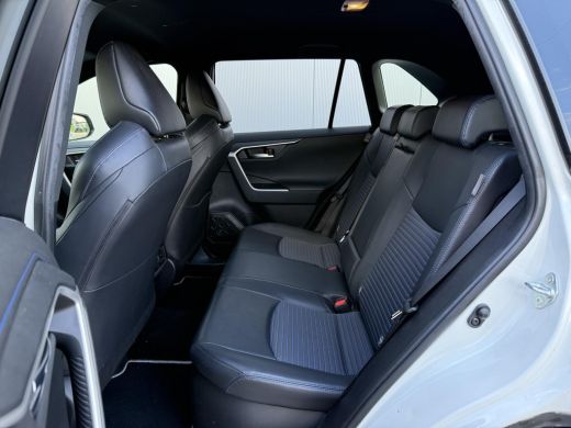 Toyota RAV4 2.5 Hybrid Bi-Tone **TREKHAAK/ NAVIGATIE/ APPLE CARPLAY/ KEYLESS/ STOELVERWARMING** ActivLease financial lease