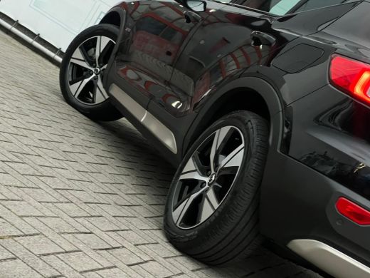 Volvo  XC40 Recharge P8 AWD R-Design NL AUTO | LEDER | CAMERA | HARMAN KARDON | STUURWIEL VERW ActivLease financial lease