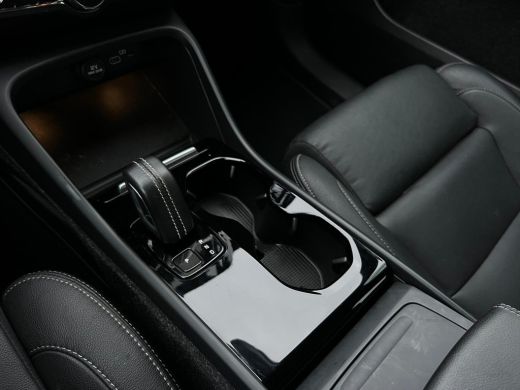 Volvo  XC40 Recharge P8 AWD R-Design NL AUTO | LEDER | CAMERA | HARMAN KARDON | STUURWIEL VERW ActivLease financial lease