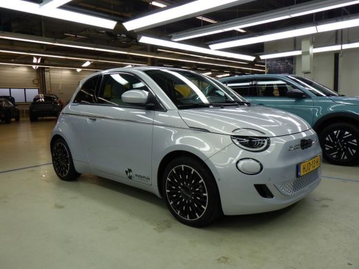 Fiat 500e La Prima 42 kWh 3 Fase | Vol-Leder | Stoelverwarming | Full-LED | Chrome | Adaptive Cruise | Acht... ActivLease financial lease