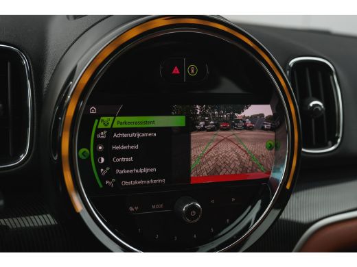 Mini Countryman Cooper Automaat / Panoramadak / Achteruitrijcamera / Comfort Access / LED / Head-Up / Harman Kardon ActivLease financial lease