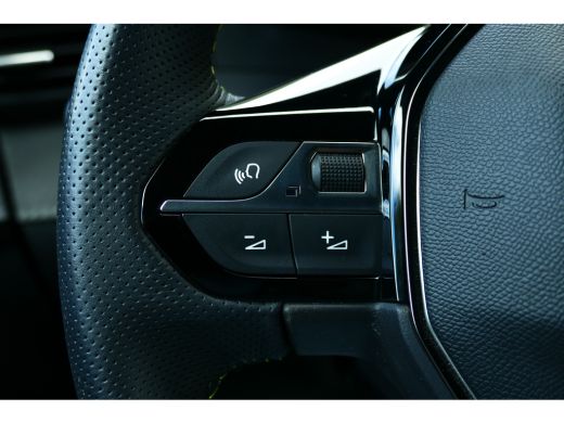 Peugeot 208 1.2 PURETECH 100PK 5-DRS GT / NAVI / CLIMA / PDC / 17"LMV / CAMERA / FULL-LED / WINTERPAKKET / BL... ActivLease financial lease