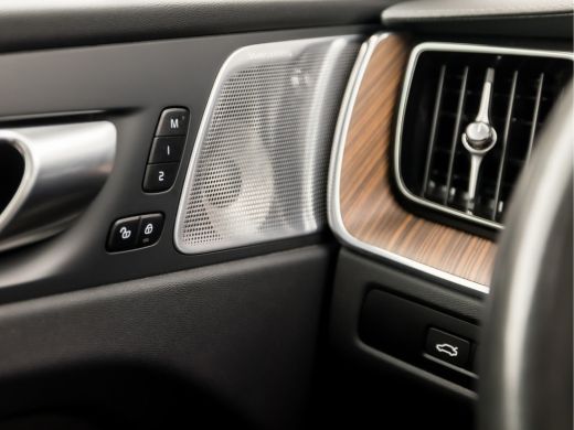 Volvo  XC60 2.0 T8 Plug-in hybrid AWD Ultimate Dark 455Pk (LUCHTVERING, PANORAMADAK, BOWERS & WILKINS AUDIO, ... ActivLease financial lease