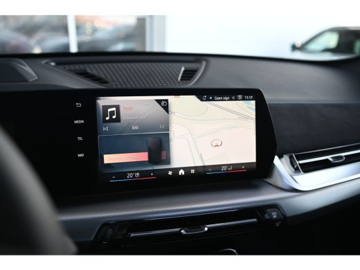 BMW X1 xDrive25e High Executive M Sport Automaat / Panoramadak / Trekhaak / Sportstoelen / M Adaptief on... ActivLease financial lease