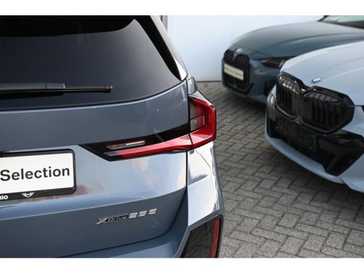 BMW X1 xDrive25e High Executive M Sport Automaat / Panoramadak / Trekhaak / Sportstoelen / M Adaptief on... ActivLease financial lease