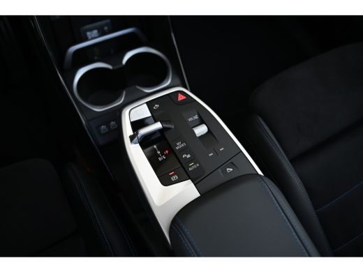 BMW X1 xDrive25e High Executive M Sport Automaat / Panoramadak / Trekhaak / Sportstoelen / M Adaptief on... ActivLease financial lease