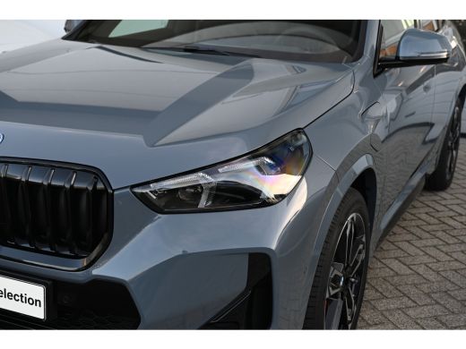 BMW X1 xDrive25e High Executive M Sport Automaat / Panoramadak / Trekhaak / Sportstoelen / M Adaptief on... ActivLease financial lease