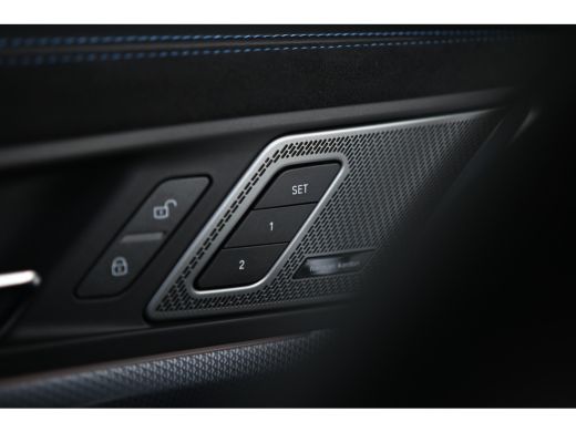 BMW X1 xDrive25e High Executive M Sport Automaat / Panoramadak / Trekhaak / Sportstoelen / M Adaptief on... ActivLease financial lease