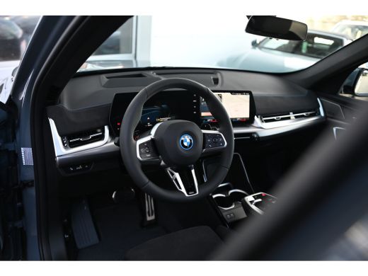BMW X1 xDrive25e High Executive M Sport Automaat / Panoramadak / Trekhaak / Sportstoelen / M Adaptief on... ActivLease financial lease