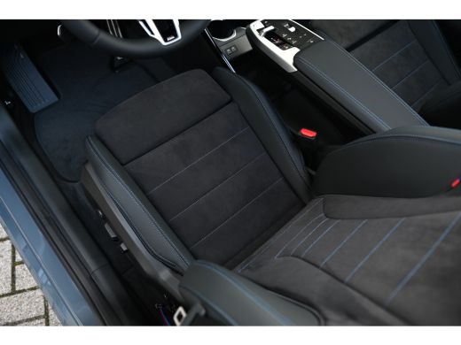 BMW X1 xDrive25e High Executive M Sport Automaat / Panoramadak / Trekhaak / Sportstoelen / M Adaptief on... ActivLease financial lease