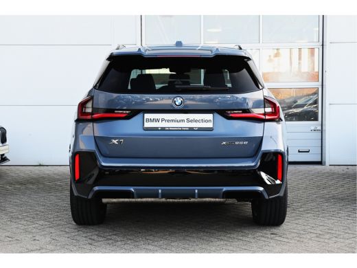 BMW X1 xDrive25e High Executive M Sport Automaat / Panoramadak / Trekhaak / Sportstoelen / M Adaptief on... ActivLease financial lease