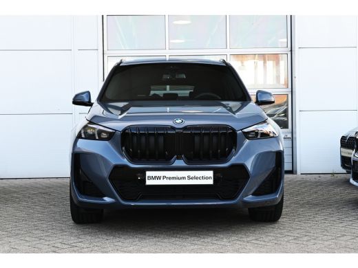 BMW X1 xDrive25e High Executive M Sport Automaat / Panoramadak / Trekhaak / Sportstoelen / M Adaptief on... ActivLease financial lease