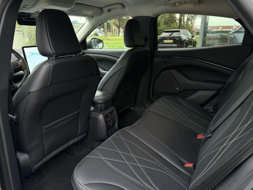 Ford Mustang Mach-E Mach-E RWD 75 kWh | Trekhaak | Navi | Camera | B&O Sound | ActivLease financial lease