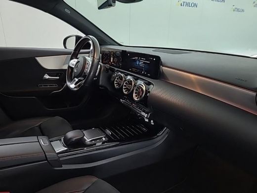 Mercedes-Benz A-Klasse 180 Aut. Business Sol. AMG | Trekhaak | Navi | Camera | Sfeer Verlichting | ActivLease financial lease
