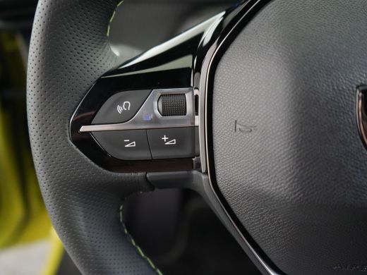 Peugeot e-208 GT | 8 jaar fabrieksgarantie of 160.000 kilometer op het accupakket | Adaptieve cruise control me... ActivLease financial lease