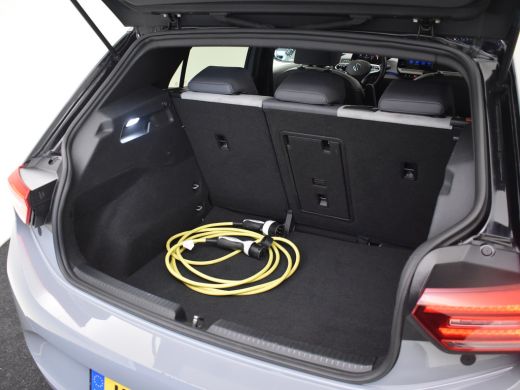 Volkswagen ID.3 First Plus 58 kWh 100% Dealeronderhouden | Afneembare trekhaak | Stoel- en stuurverwarming | Matr... ActivLease financial lease