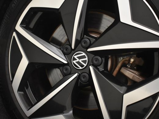 Volkswagen ID.3 First Plus 58 kWh 100% Dealeronderhouden | Afneembare trekhaak | Stoel- en stuurverwarming | Matr... ActivLease financial lease