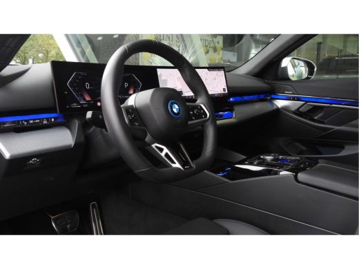 BMW 5 Serie Touring 530e M Sport Automaat / Panoramadak / Trekhaak / Achteruitrijcamera / Adaptieve LED / Har... ActivLease financial lease