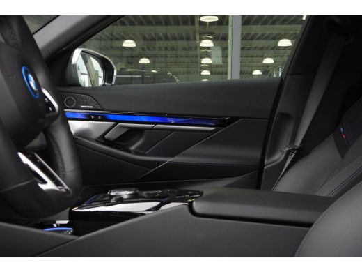 BMW 5 Serie Touring 530e M Sport Automaat / Panoramadak / Trekhaak / Achteruitrijcamera / Adaptieve LED / Har... ActivLease financial lease