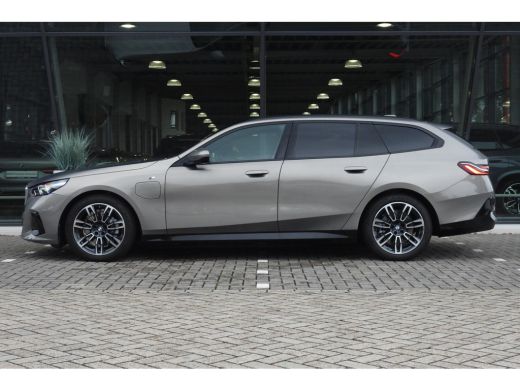 BMW 5 Serie Touring 530e M Sport Automaat / Panoramadak / Trekhaak / Achteruitrijcamera / Adaptieve LED / Har... ActivLease financial lease