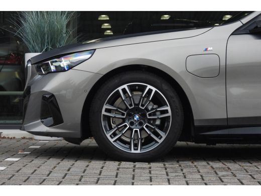 BMW 5 Serie Touring 530e M Sport Automaat / Panoramadak / Trekhaak / Achteruitrijcamera / Adaptieve LED / Har... ActivLease financial lease