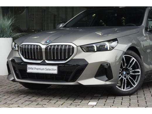 BMW 5 Serie Touring 530e M Sport Automaat / Panoramadak / Trekhaak / Achteruitrijcamera / Adaptieve LED / Har... ActivLease financial lease