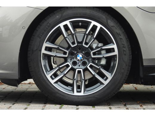 BMW 5 Serie Touring 530e M Sport Automaat / Panoramadak / Trekhaak / Achteruitrijcamera / Adaptieve LED / Har... ActivLease financial lease