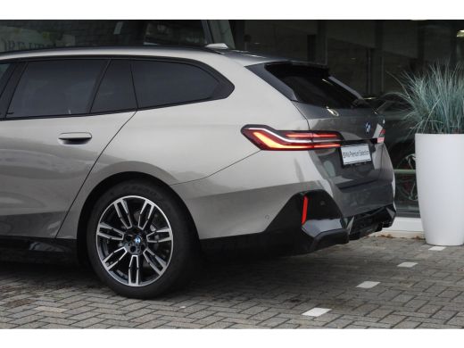BMW 5 Serie Touring 530e M Sport Automaat / Panoramadak / Trekhaak / Achteruitrijcamera / Adaptieve LED / Har... ActivLease financial lease