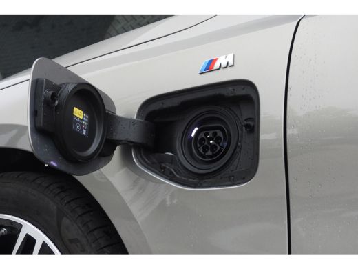 BMW 5 Serie Touring 530e M Sport Automaat / Panoramadak / Trekhaak / Achteruitrijcamera / Adaptieve LED / Har... ActivLease financial lease