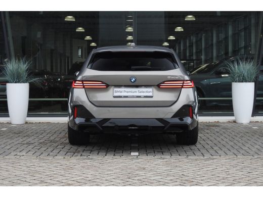 BMW 5 Serie Touring 530e M Sport Automaat / Panoramadak / Trekhaak / Achteruitrijcamera / Adaptieve LED / Har... ActivLease financial lease