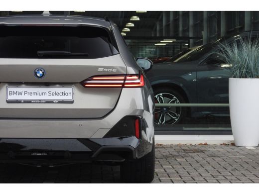 BMW 5 Serie Touring 530e M Sport Automaat / Panoramadak / Trekhaak / Achteruitrijcamera / Adaptieve LED / Har... ActivLease financial lease