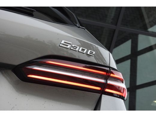 BMW 5 Serie Touring 530e M Sport Automaat / Panoramadak / Trekhaak / Achteruitrijcamera / Adaptieve LED / Har... ActivLease financial lease
