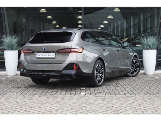 BMW 5 Serie Touring 530e M Sport Automaat / Panoramadak / Trekhaak / Achteruitrijcamera / Adaptieve LED / Har... ActivLease financial lease