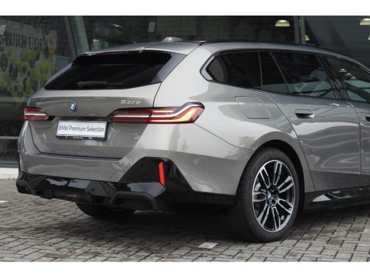 BMW 5 Serie Touring 530e M Sport Automaat / Panoramadak / Trekhaak / Achteruitrijcamera / Adaptieve LED / Har... ActivLease financial lease