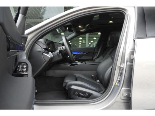 BMW 5 Serie Touring 530e M Sport Automaat / Panoramadak / Trekhaak / Achteruitrijcamera / Adaptieve LED / Har... ActivLease financial lease