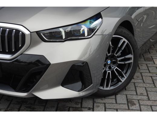 BMW 5 Serie Touring 530e M Sport Automaat / Panoramadak / Trekhaak / Achteruitrijcamera / Adaptieve LED / Har... ActivLease financial lease