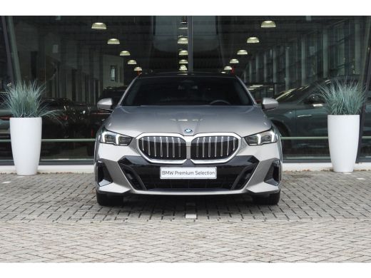 BMW 5 Serie Touring 530e M Sport Automaat / Panoramadak / Trekhaak / Achteruitrijcamera / Adaptieve LED / Har... ActivLease financial lease
