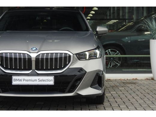 BMW 5 Serie Touring 530e M Sport Automaat / Panoramadak / Trekhaak / Achteruitrijcamera / Adaptieve LED / Har... ActivLease financial lease