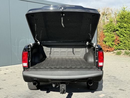 Dodge Ram 1500 1500 5.7 V8 CLASSIC NIGHT 4x4 / LEDER / BPM VRIJ / 1e EIG. / CAMERA / 6-PERS / NAVI / 3.5T TREKHAAK ActivLease financial lease