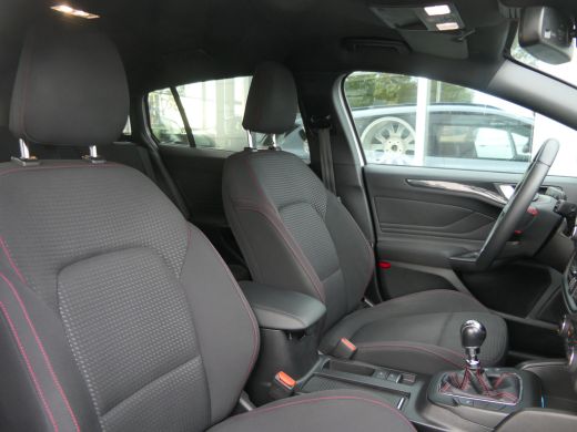 Ford Focus 1.0 EcoBoost ST Line | Winterpack | 18 Inch | LED | Privacy Glass | Navigatie | Keyless | CarPlay... ActivLease financial lease