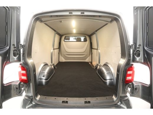 Volkswagen Transporter 2.0 TDI 150PK L2H1 | Automaat | Airco | Cruise | 3-Zits | Camera | Carplay | Trekh. ActivLease financial lease