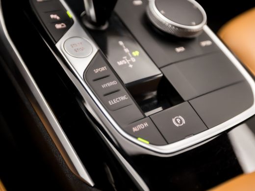 BMW 3 Serie 330e Sportline 293Pk Automaat (APPLE CARPLAY, GROOT NAVI, ZWART HEMEL, COGNAC LEDER, CAMERA, STOE... ActivLease financial lease