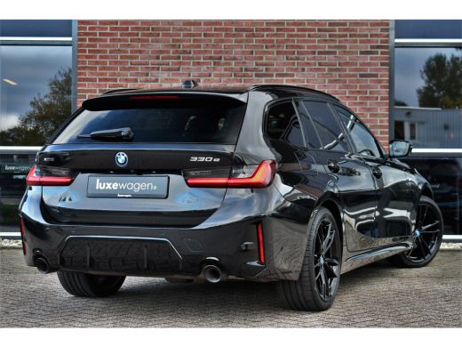 BMW 3 Serie Touring 330e xDrive M-Sport Pro Pano M-zetels ACC HUD 19inch El-klep ActivLease financial lease