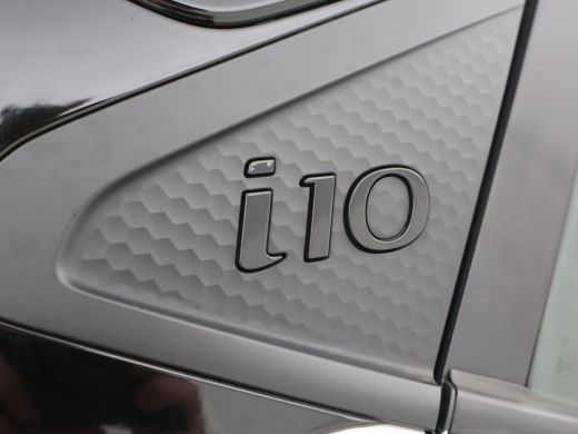 Hyundai i10 1.0 AUTOMAAT COMFORT 5-ZITS + APPLE CARPLAY | DAB+ | CRUISE CONTROL | TWO-TONE WIT/ZWART ActivLease financial lease