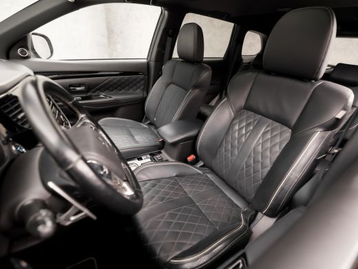 Mitsubishi Outlander 2.4 PHEV Deluxe 240Pk Automaat (SCHUIFDAK, APPLE CARPLAY, NAVIGATIE, LEDER, STUUR/STOELVERWARMING... ActivLease financial lease