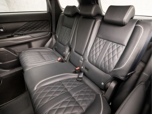 Mitsubishi Outlander 2.4 PHEV Deluxe 240Pk Automaat (SCHUIFDAK, APPLE CARPLAY, NAVIGATIE, LEDER, STUUR/STOELVERWARMING... ActivLease financial lease